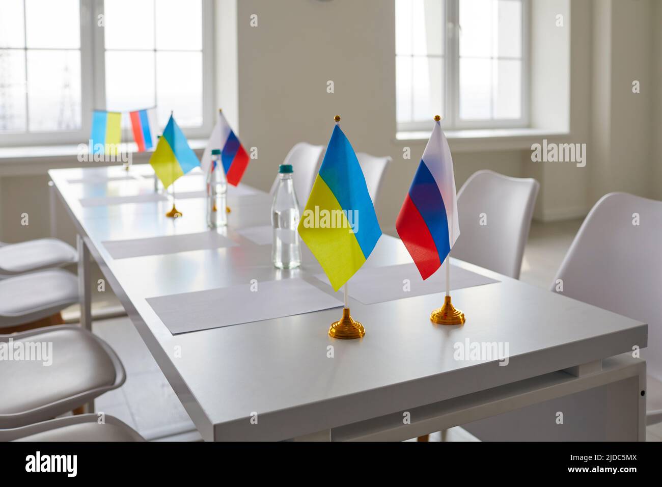 Tavolo con le bandiere di Ucraina e Russia per i negoziati volti a ripristinare la pace tra i paesi Foto Stock