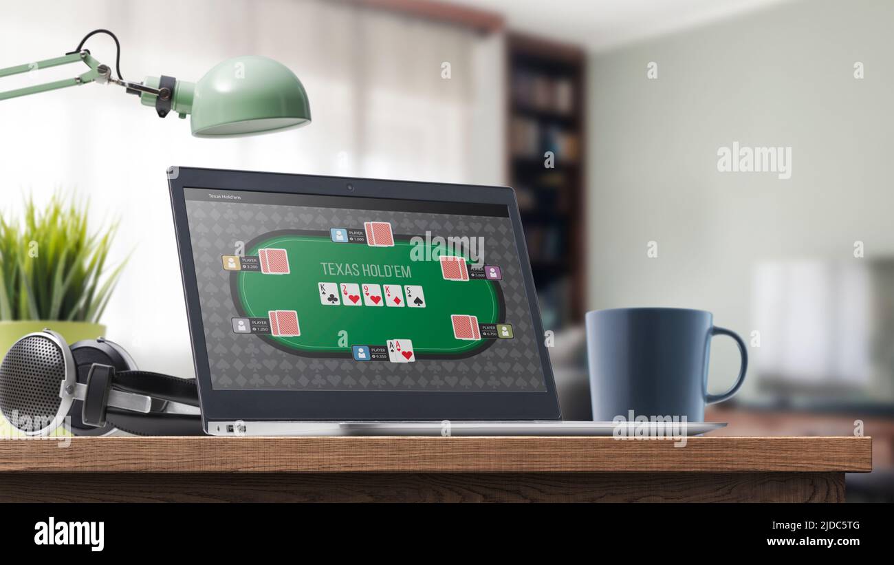 Giochi di poker online sul laptop, gioco d'azzardo e video giochi online concetto Foto Stock