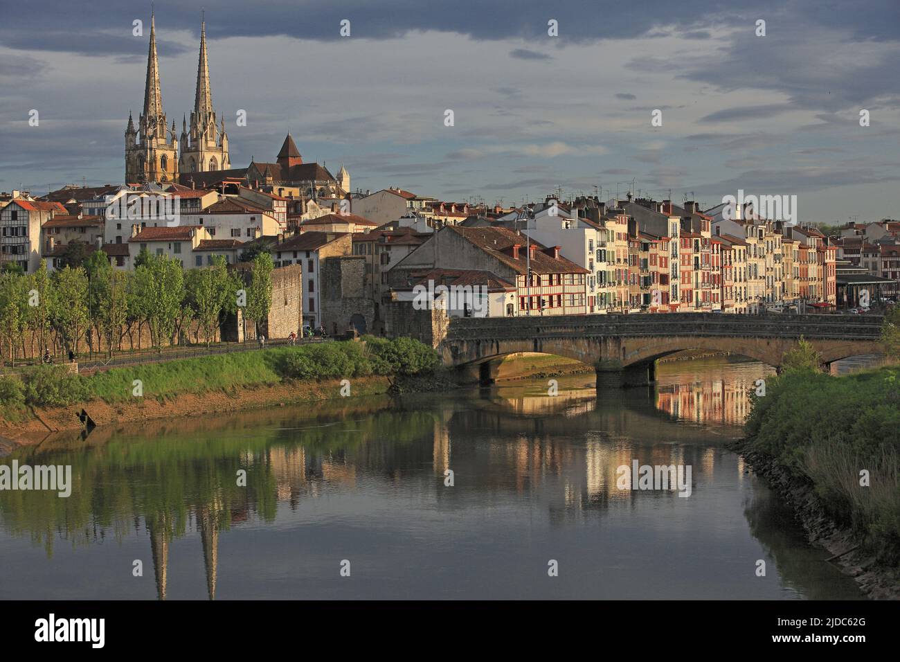 Francia, Pirenei Atlantici (64), Bayonne, le rive del Nive con case pittoresche aveva lati di legno, e la cattedrale Foto Stock