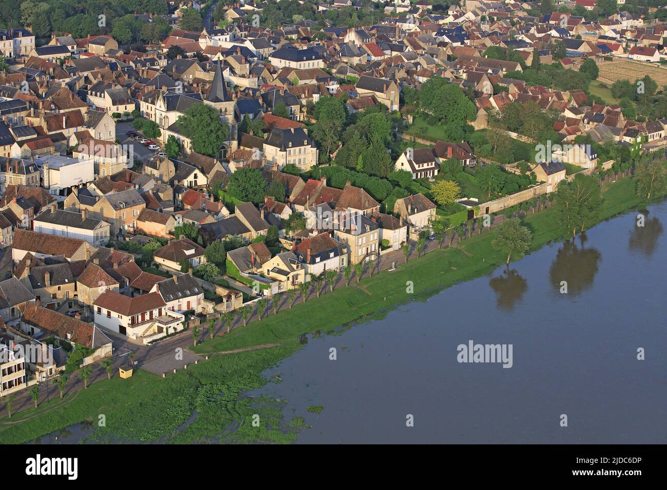 Francia, Nièvre, Pouilly-sur-Loire villaggio di Vineyard, situato sulle rive della Loira (foto aerea), Foto Stock