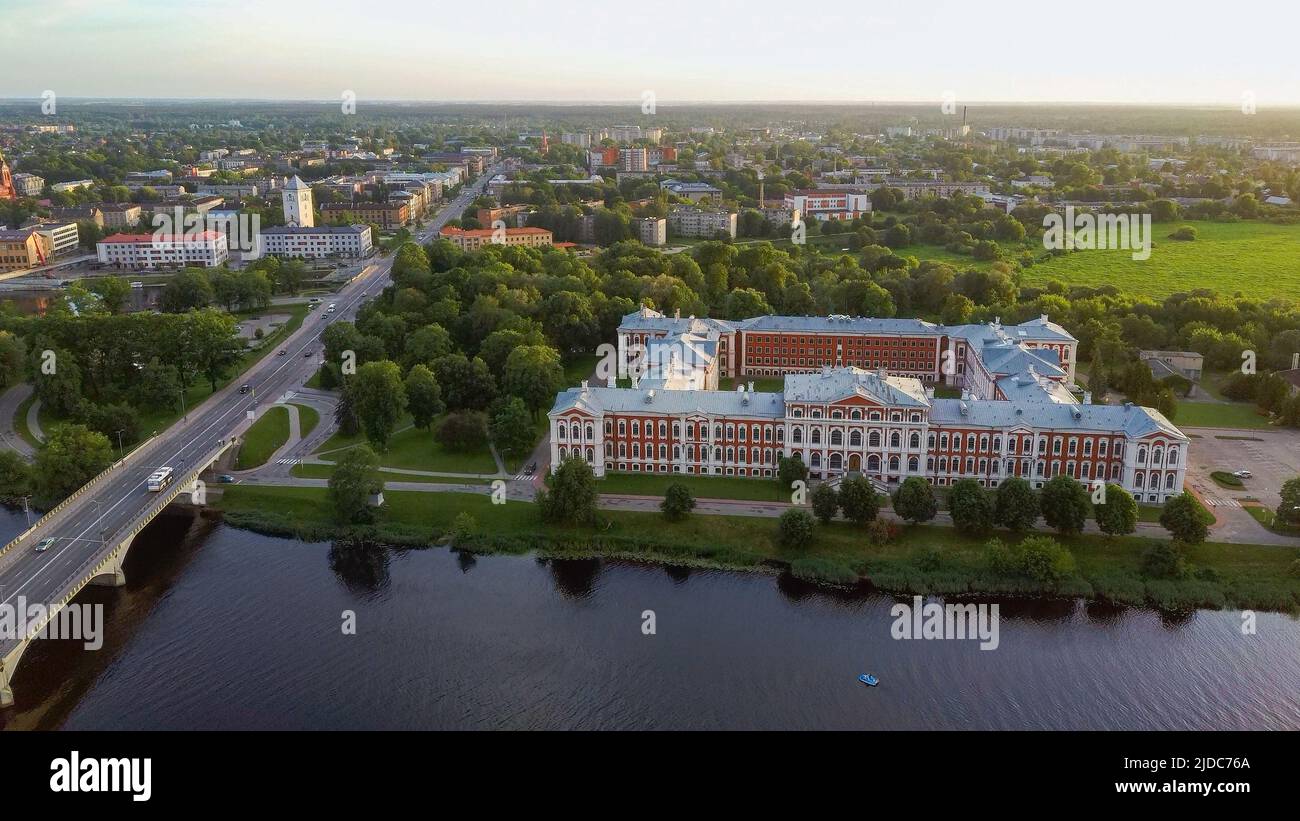 Vista aerea di Jelgava City Panorama LLU Palace in Lettonia, Zemgale. Il più grande castello in stile barocco di Baltics sulla riva del fiume Lielupe. Aereo Jelgava Foto Stock
