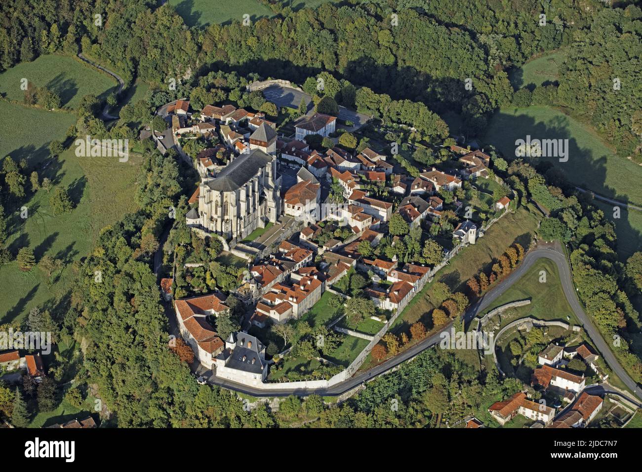 Francia, Haute-Garonne Saint-Bertrand de Comminges, (foto aerea) Foto Stock