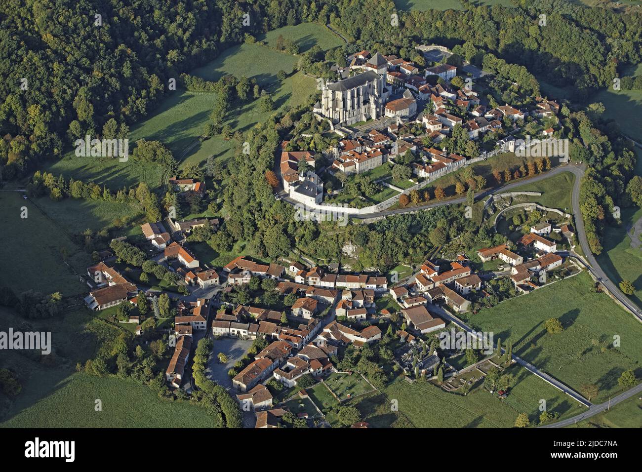 Francia, Haute-Garonne Saint-Bertrand de Comminges, (foto aerea) Foto Stock