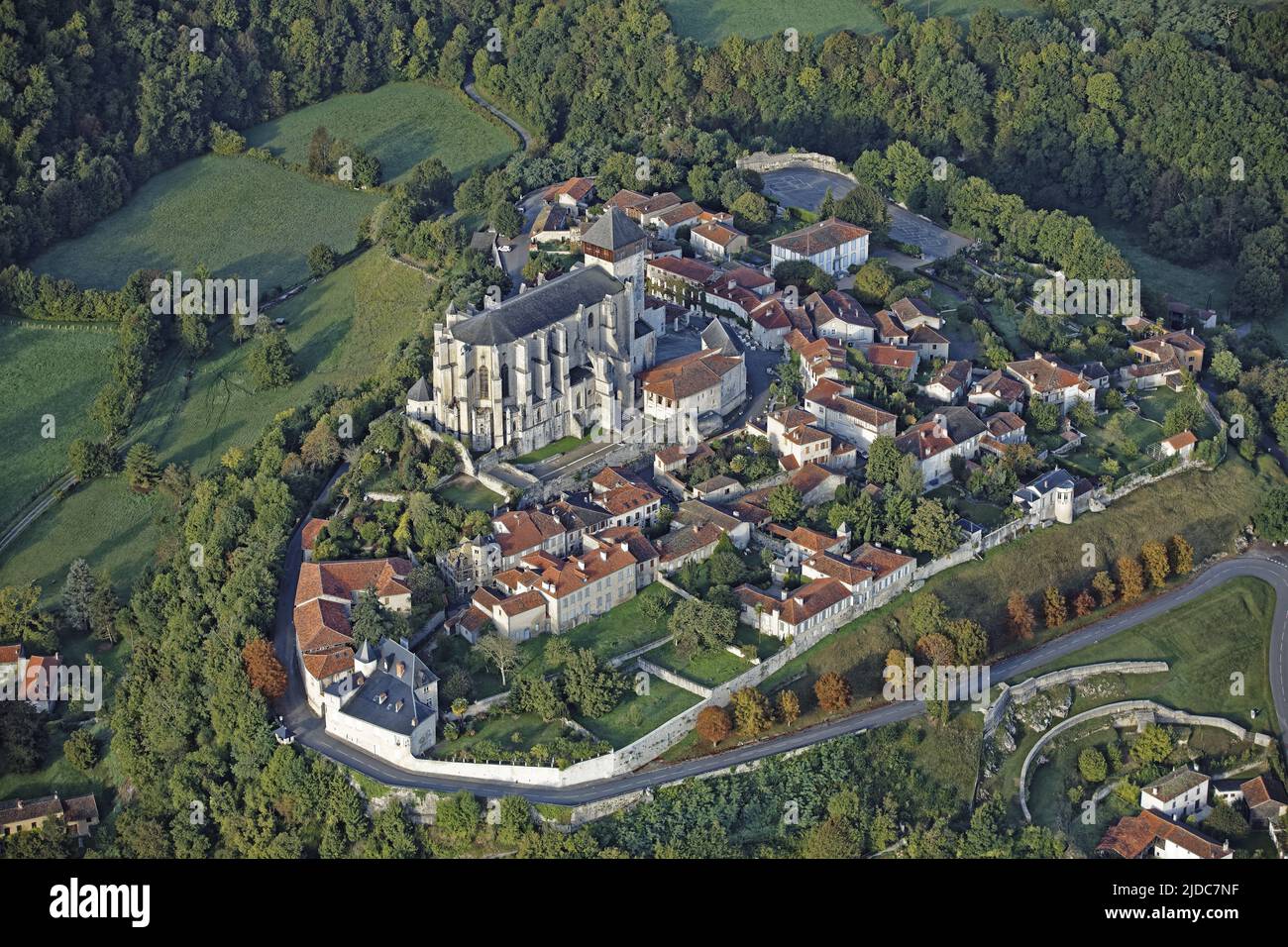 Francia, Haute-Garonne Saint-Bertrand de Comminges, (foto aerea) Foto Stock