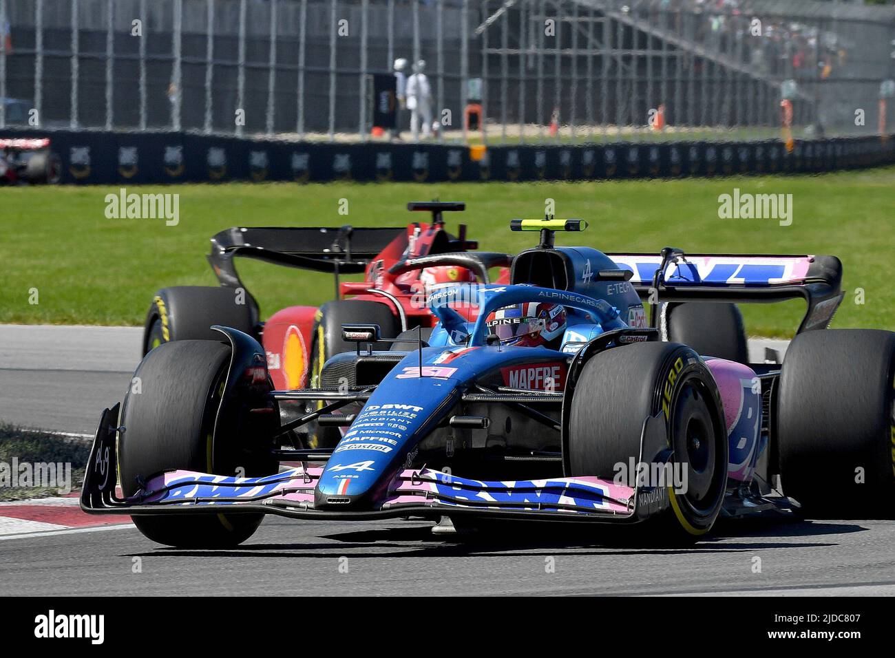 06/19/2022, circuito Gilles-Villeneuve, Montreal, FORMULA 1 AWS GRAND PRIX DU CANADA 2022, nella foto Esteban OCON (fra), Alpine F1 Team, Charles Leclerc (MCO), Scuderia Ferrari Foto Stock