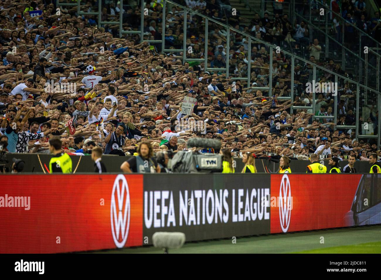 Layla Welle der DFB Fans Deutschland - Italien 14.06.2022, Mönchengladbach, Fussball; Saison 2021/22 Foto: Moritz Müller Copyright (nur für journal Foto Stock