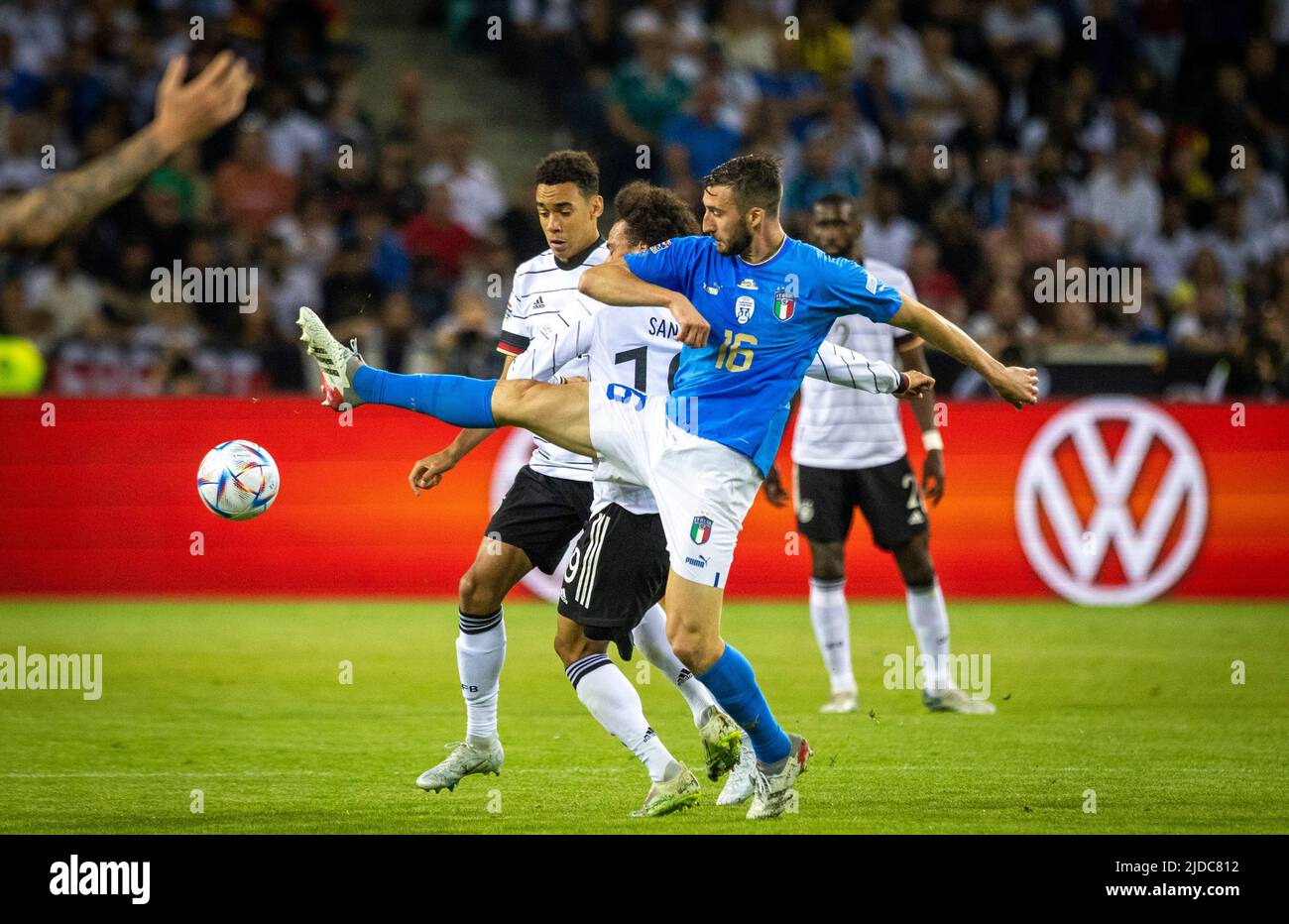 Bryan Cristante (Italien), Leroy sane (Deutschland) Deutschland - Italien 14.06.2022, Mönchengladbach, Fussball; Saison 2021/22 Foto: Moritz Müller Foto Stock