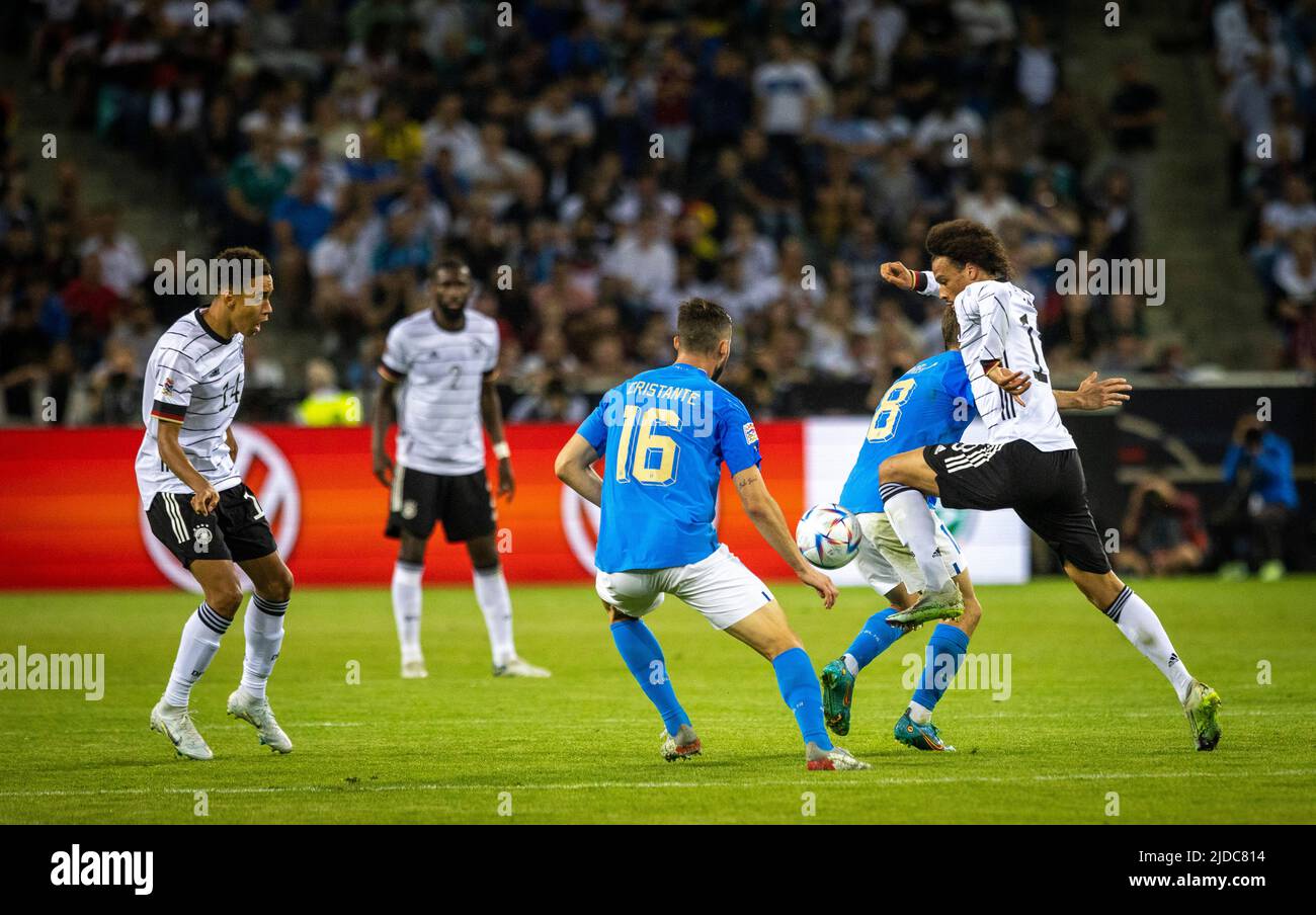 Bryan Cristante (Italien), Leroy sane (Deutschland) Deutschland - Italien 14.06.2022, Mönchengladbach, Fussball; Saison 2021/22 Foto: Moritz Müller Foto Stock