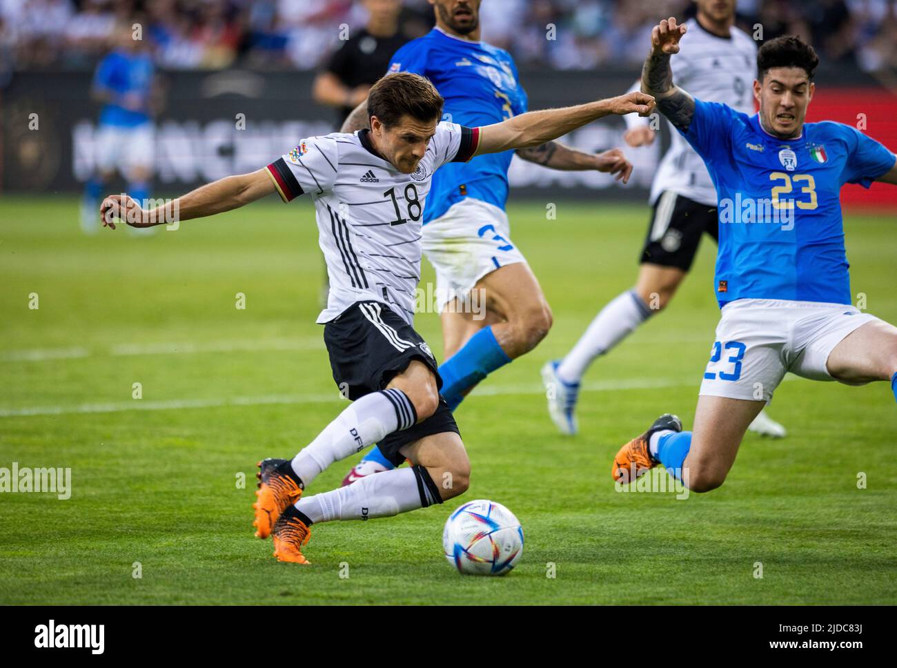 Jonas Hofmann (Deutschland), Alessandro Bastoni (Italien) Deutschland - Italien 14.06.2022, Mönchengladbach, Fussball; Saison 2021/22 Foto: Moritz Mü Foto Stock