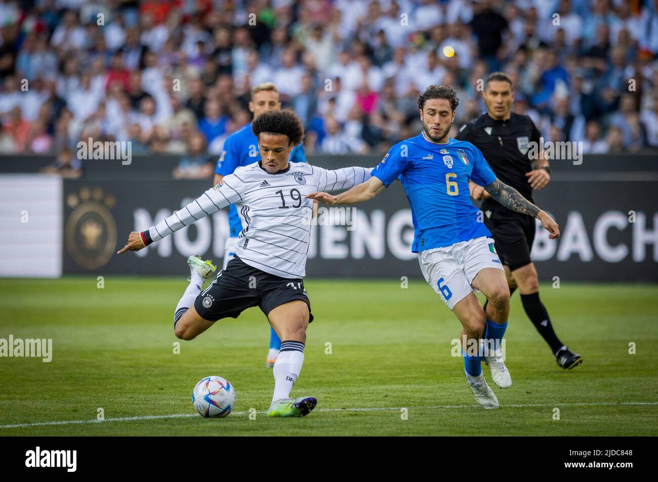 Leroy sane (Deutschland), Davide Calabria (Italien) Deutschland - Italien 14.06.2022, Mönchengladbach, Fussball; Saison 2021/22 Foto: Moritz Müller Foto Stock