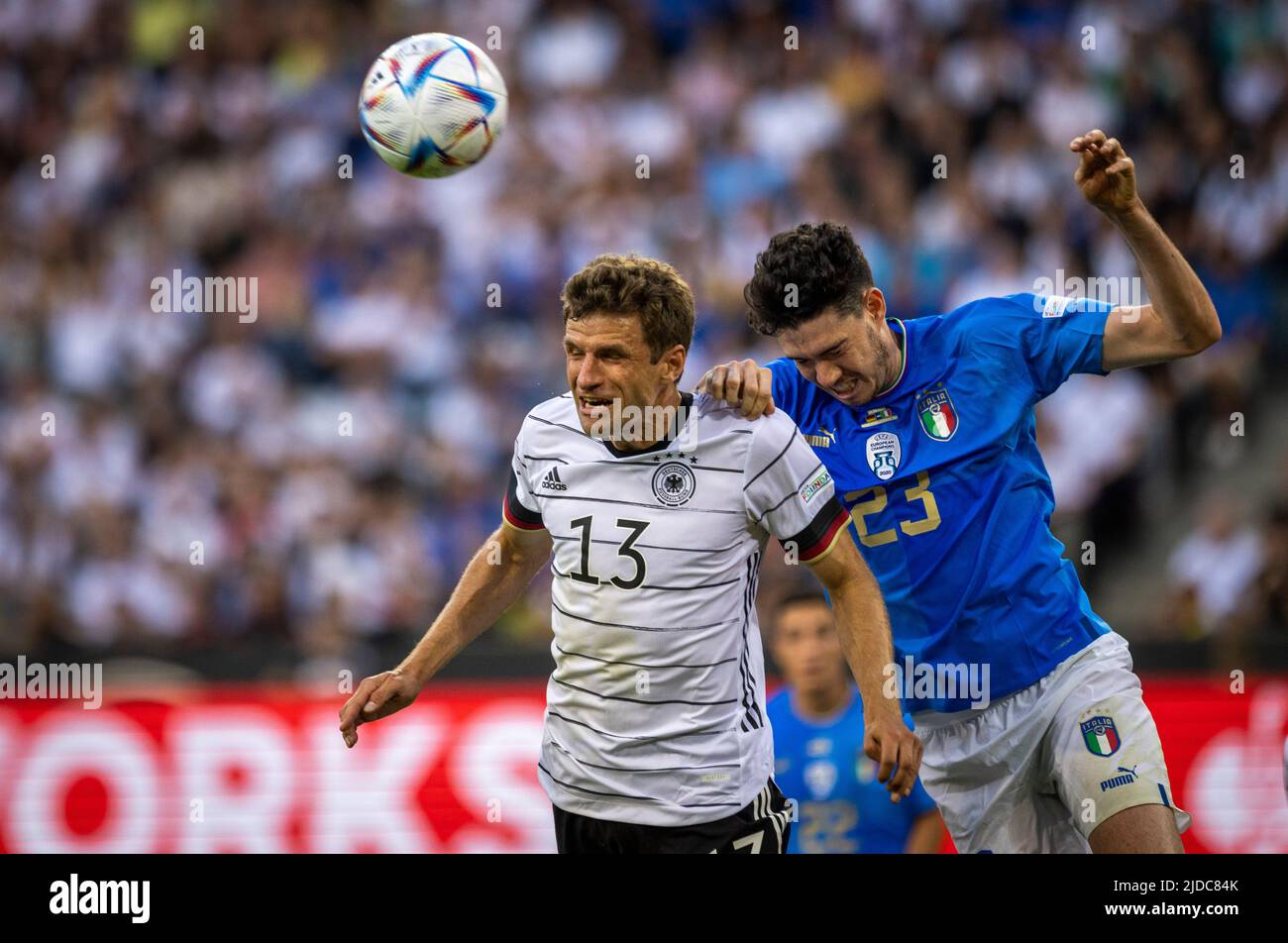 Thomas Müller (Deutschland), Alessandro Bastoni (Italien) Deutschland - Italien 14.06.2022, Mönchengladbach, Fussball; Saison 2021/22 Foto: Moritz Mü Foto Stock