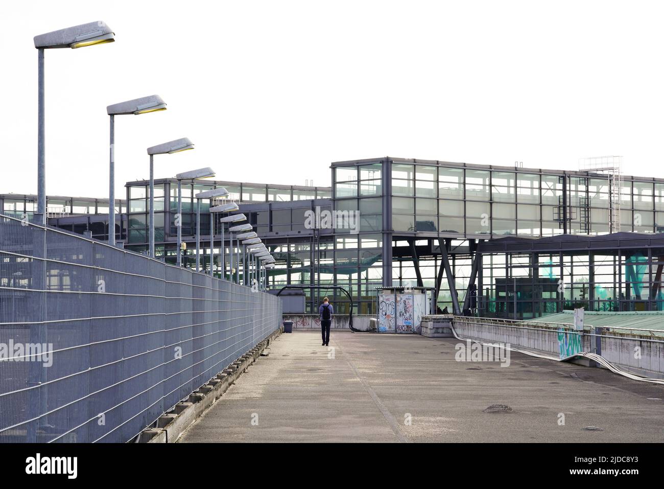 Accesso dalla pista pedonale e ciclabile del North-South Green Train Park di Berlino alla stazione ferroviaria di Südkreuz. Berlino, Germania, 2.5.22 Foto Stock