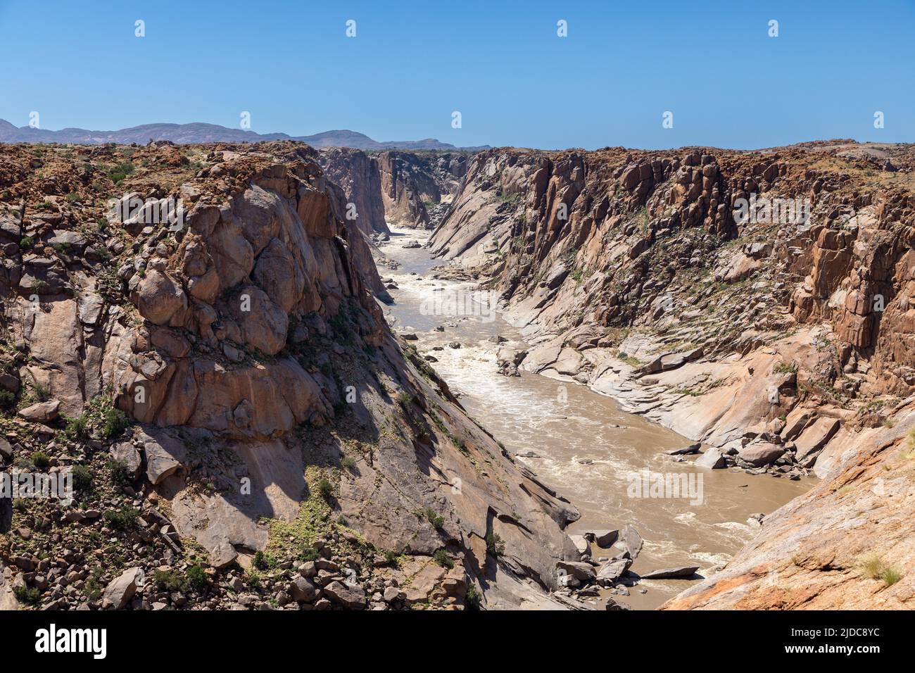 Il fiume Orange che scorre nella gola in un luogo chiamato Oranjekom nel Parco Nazionale Augrabies, Capo Nord, Sudafrica Foto Stock