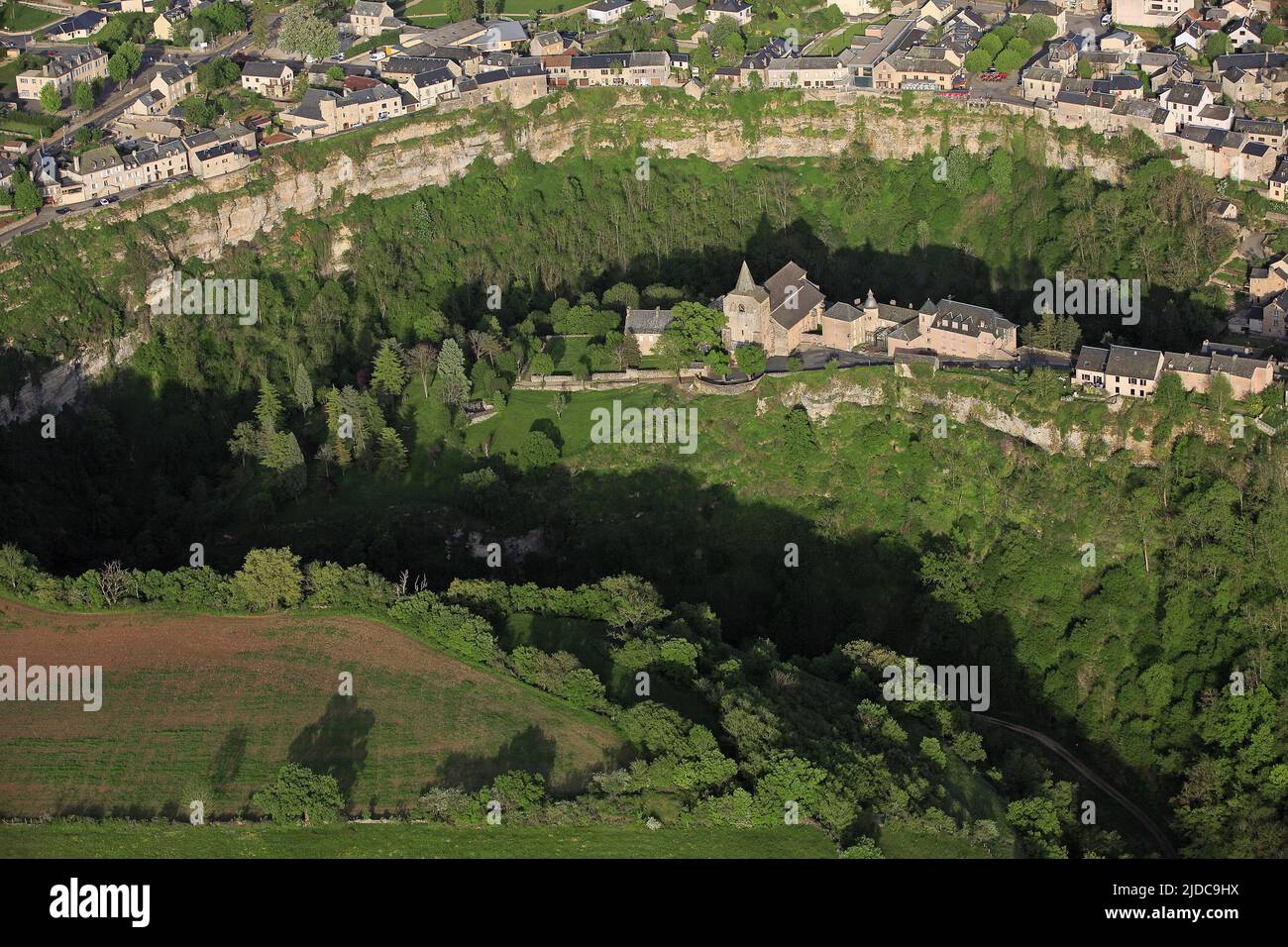 Francia, Aveyron, villaggio di Bozouls intorno all'ansa di un piccolo fiume, che ha scolpito un anfiteatro naturale chiamato il buco Bozouls, Chiesa di San Fausto, (foto aerea), Foto Stock