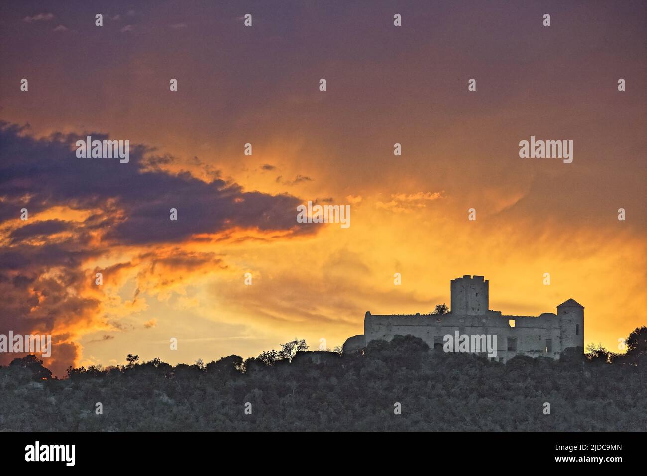 Francia, Gard Tornac, il castello al tramonto, elencati come monumenti storici Foto Stock