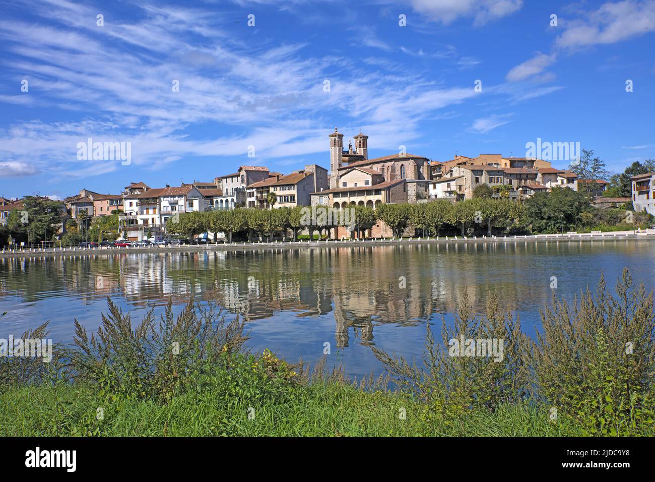 Francia, Haute-Garonne Cazères, vecchia casa di campagna situata sulle rive della Garonna (foto aerea) Foto Stock