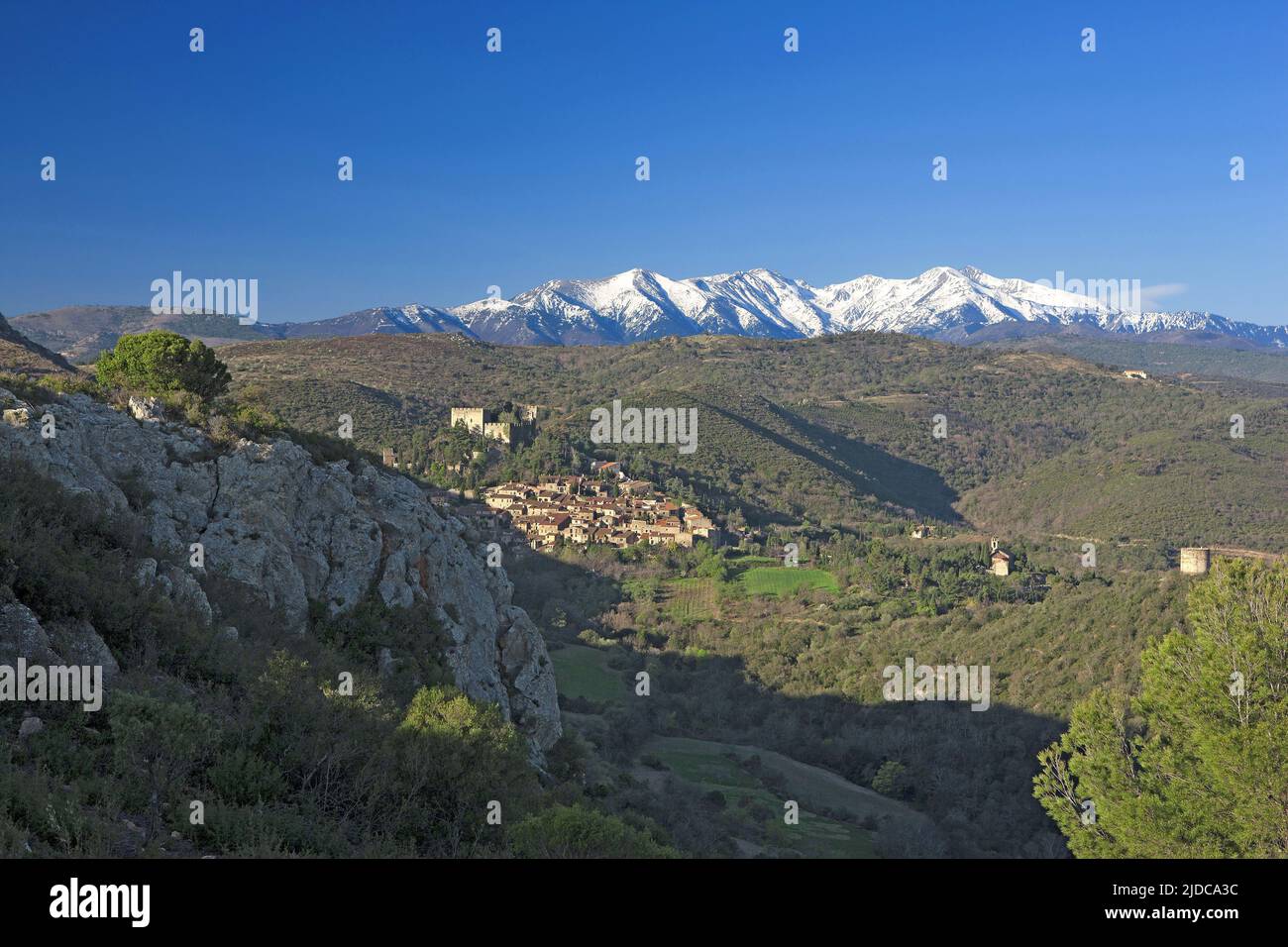 Francia, Pyrénées-Orientales Castelnou villaggio classificato, Mont-Canigou Foto Stock