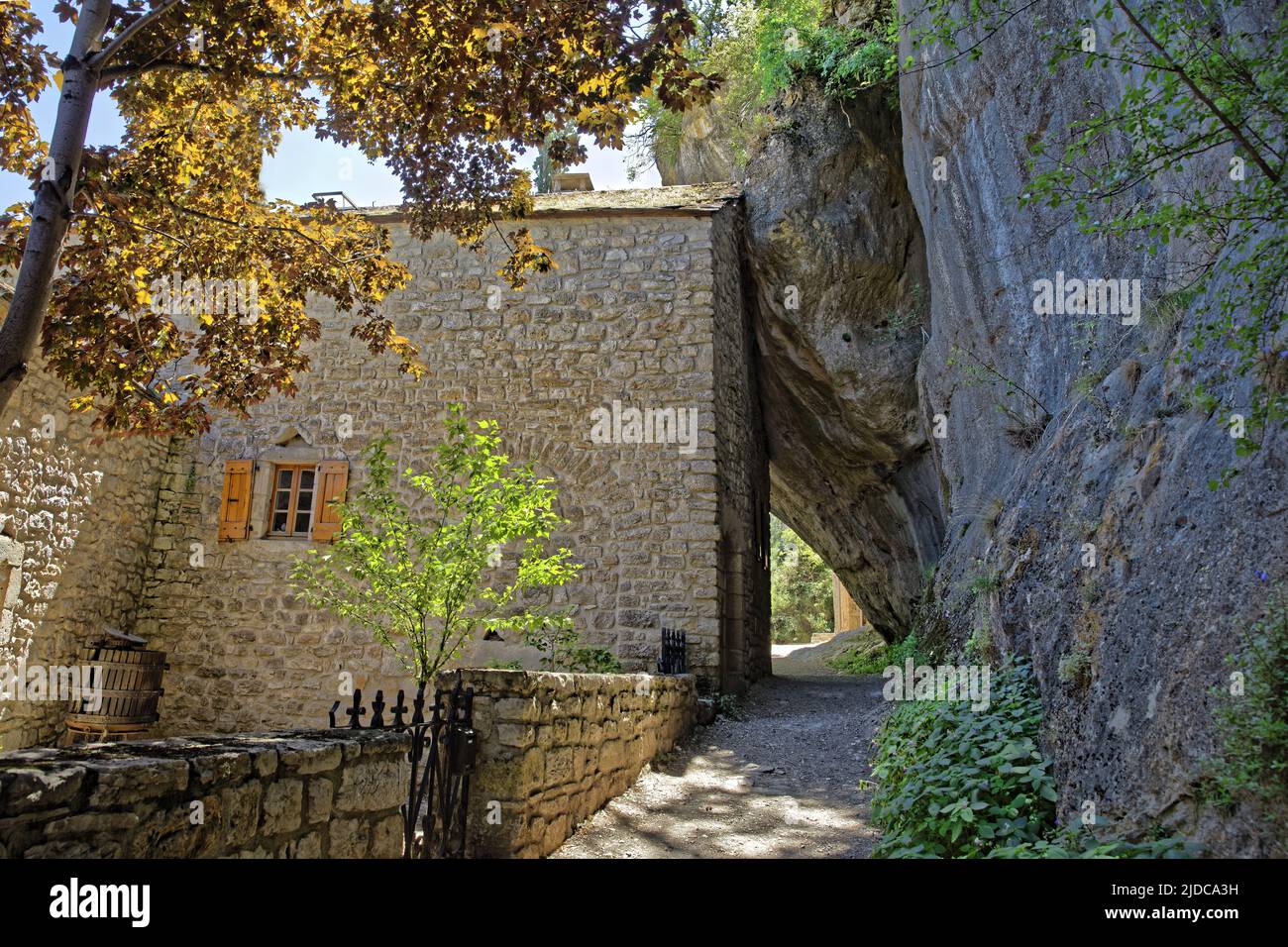 Francia, Lozere Sainte-Enimie villaggio Castelbouc, la roccia contro la casa Foto Stock