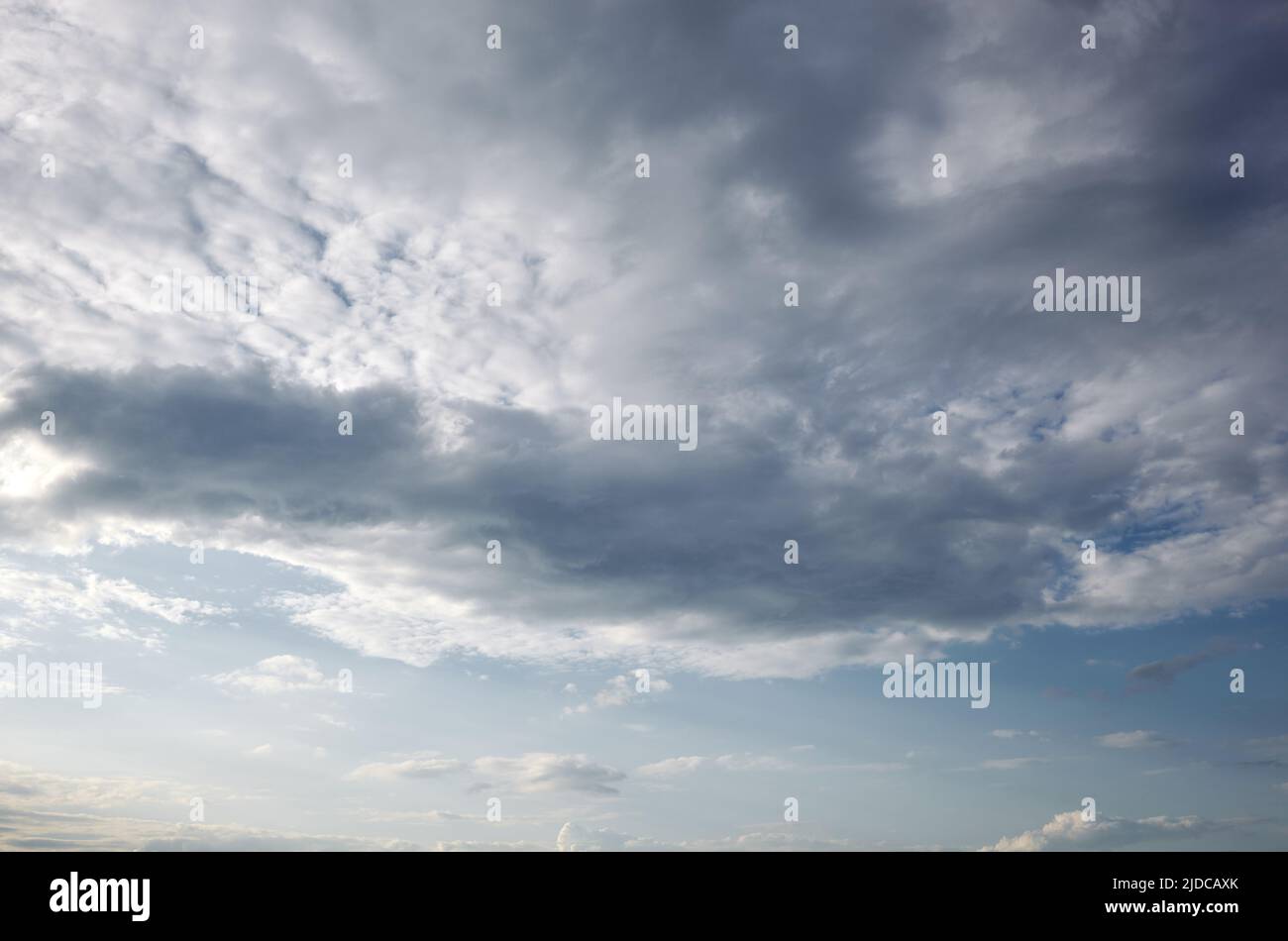 Immagine astratta del cielo sfocato. Sfondo blu cielo con nuvole cumulo Foto Stock