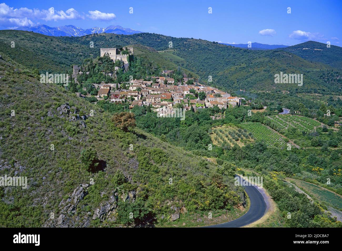 Francia, Pyrénées-Orientales Castelnou, villaggio classificato, Canigou Massif Foto Stock