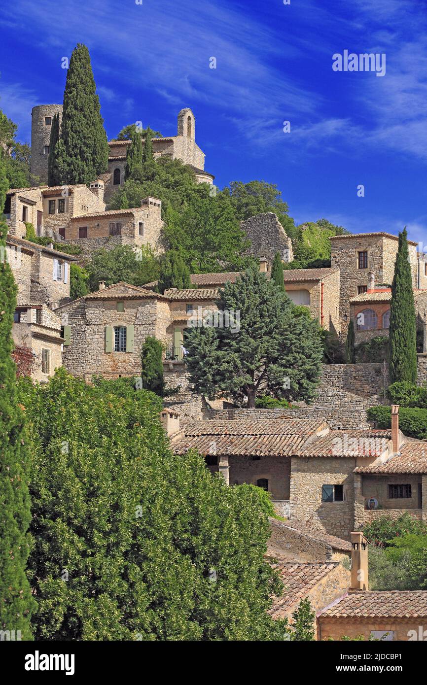 Francia, Gard, la Roque-sur-Cèze villaggio costruito su uno sperone roccioso che domina il fiume Cèze, laba più bei villaggi di Francia (foto aerea), Foto Stock