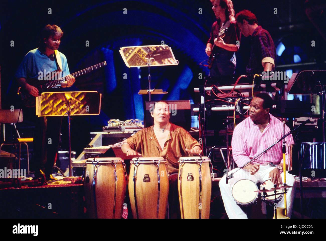 Nippy Noyo, Perkussionist aus Indonesien spielt, gemeinsam mit Jazz- und Fusion-Schlagzeuger Billy Cobham in der ARD Musiksendung: Super Drumming, Deutschland, 1989. Nippy Noyo, percussionista indonesiano, suona insieme al batterista jazz e fusion Billy Cobham nel programma di musica ARD: Super Drumming, Germania, 1989. Foto Stock
