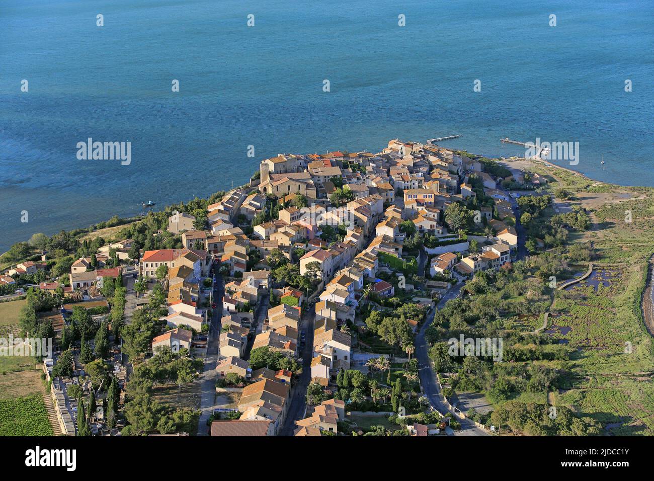 Francia, Aude, Bages villaggio vicino a Narbonne si trova sul Bages-Sigean (foto aerea) Foto Stock