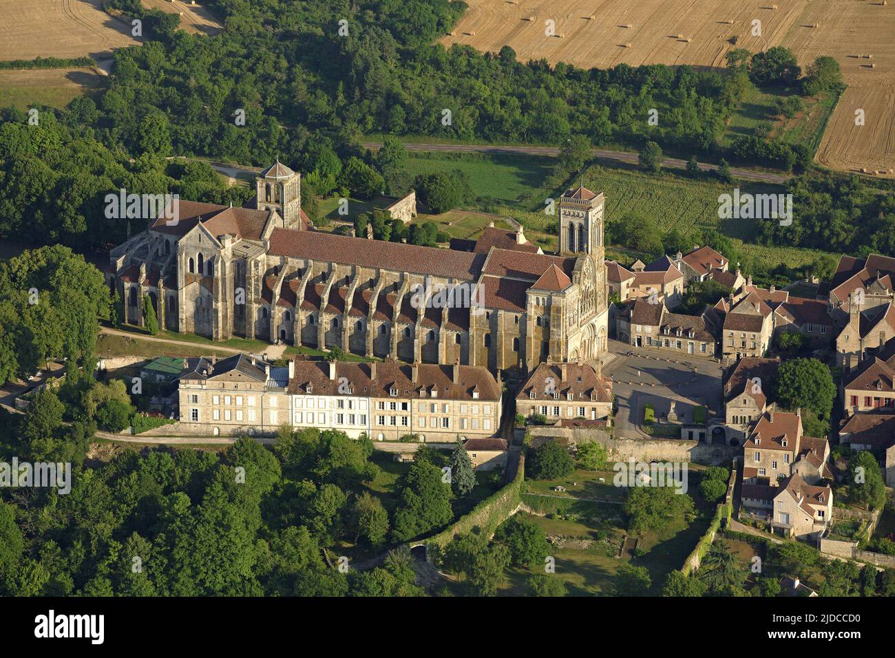 Francia, Yonne, Vezelay villaggio dominato dalla Basilica romanica di Santa Maria Maddalena (aerea) Foto Stock