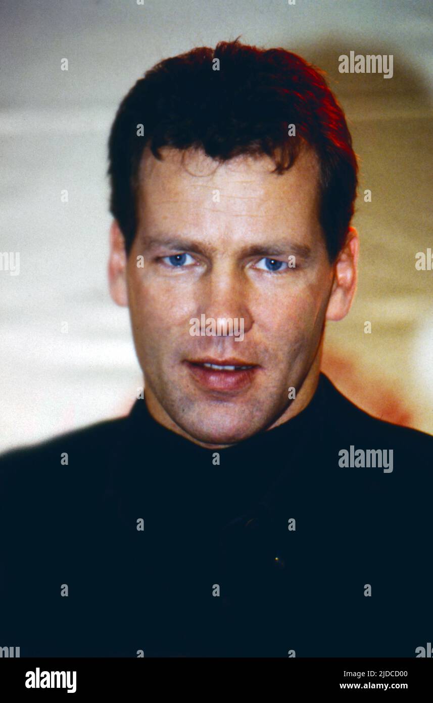 Henry Maske, ehemaliga deutscher Boxer, genannt: Der Gentleman, Europameister im Mittelgewicht 1985 a Budapest und Turin, Olympiasieger im Mittelgewicht 1988 a Seoul, Profi-Weltmeister im Halbschwergewicht 1989 a Moskau, Portraitaufnahme in Deutschland, 1998. Henry Maske, ex pugile tedesco, ha chiamato: Il Gentleman, campione europeo di pesi medi 1985 a Budapest e Torino, campione olimpico di pesi medi 1988 a Seoul, campione mondiale di pesi massimi leggeri 1989 a Mosca, ritratto girato in Germania, 1998. Foto Stock