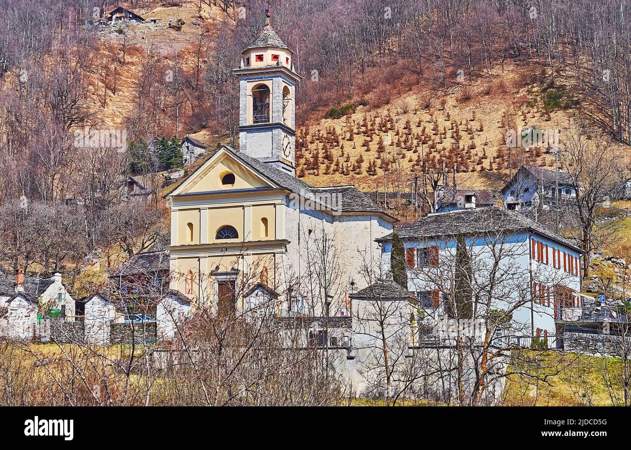 Edificio storico della Chiesa di San Bernardo d'Aosta, Frasco, Valle Verzasca, Svizzera Foto Stock