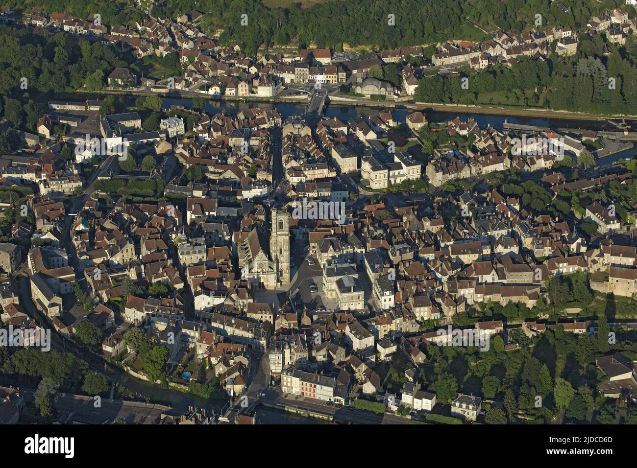 Francia, Nièvre Clamecy, un villaggio sulle rive della Yonne e del Canal du Nivernais (vista aerea), Foto Stock