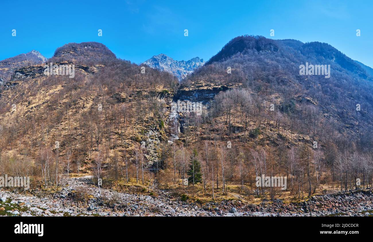 Panorama con bassa di motto, cima di Gagnone e cascata di Val Mott, Valle Verzasca, Ticino, Svizzera Foto Stock