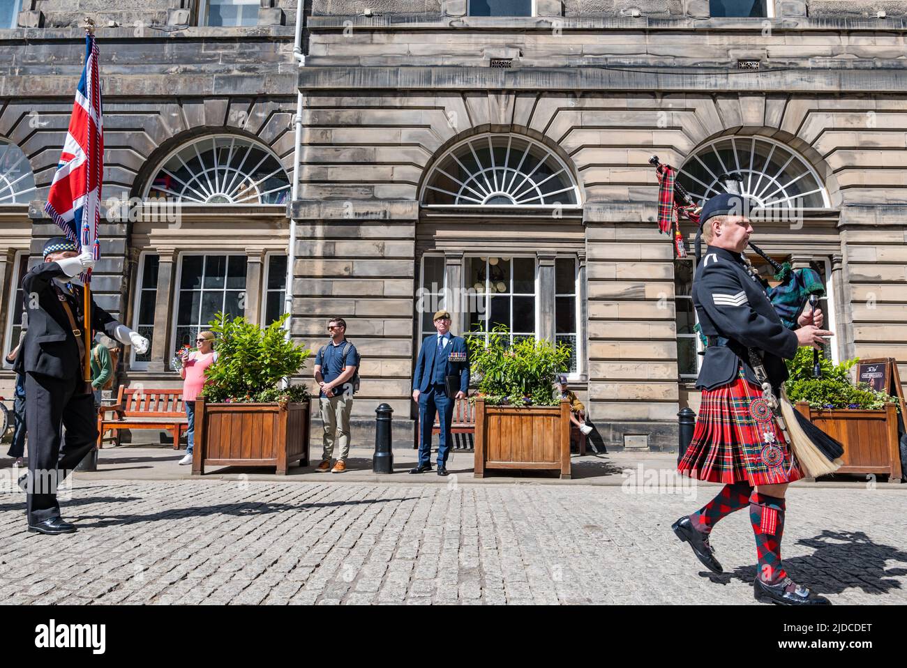 City Chambers, Edimburgo, Scozia, Regno Unito, 20 giugno 2022. Cerimonia di sollevamento della bandiera delle forze armate: Una processione con la bandiera del giorno delle forze armate guidata da piper LSgt Macrae (Scots Guards Pipes & Drums) a City Chambers con una parata Marshall, bearers standard & Eddie Maley con la bandiera più ospiti Lt CDR Will McLeman (Royal Navy) Comandante della guarnigione Lt col Lorne Campbell (British Army) e leader dello Squadrone Derek Read (Royal Air Force). La cerimonia di innalzamento della bandiera è un evento nazionale per onorare il personale delle forze armate Foto Stock