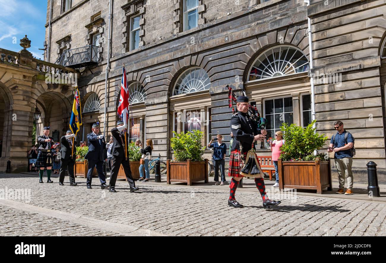 City Chambers, Edimburgo, Scozia, Regno Unito, 20 giugno 2022. Cerimonia di sollevamento della bandiera delle forze armate: Una processione con la bandiera del giorno delle forze armate guidata da piper LSgt Macrae (Scots Guards Pipes & Drums) a City Chambers con una parata Marshall, bearers standard & Eddie Maley con la bandiera più ospiti Lt CDR Will McLeman (Royal Navy) Comandante della guarnigione Lt col Lorne Campbell (British Army) e leader dello Squadrone Derek Read (Royal Air Force). La cerimonia di innalzamento della bandiera è un evento nazionale per onorare il personale delle forze armate Foto Stock