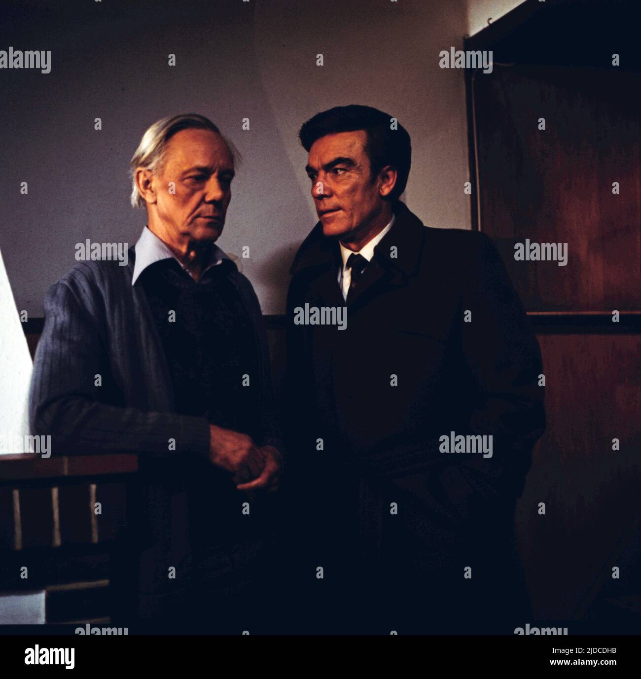 Tatort, ARD Kriminalfilm, Krimi-Reihe, Deutschland, 1981, Folge: Das Zittern der Tenöre, Szene: Georg Lehn als otto Fintzel, Erik Schuhmann als Kommissar Greve. Tatort, TV, serie di crimini, Germania 1981, episodio: Das Zittern der Tenoere, scena: Georg Lehn come Fintzel, Erik Schuhmann come ispettore Greve. Foto Stock