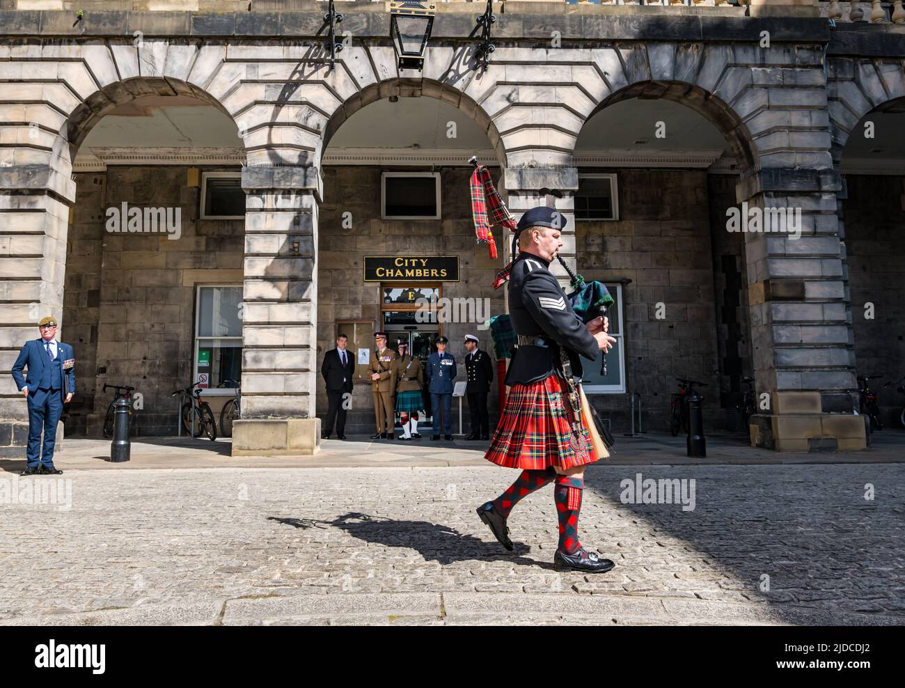 City Chambers, Edimburgo, Scozia, Regno Unito, 20 giugno 2022. Cerimonia di sollevamento della bandiera delle forze armate: Una processione con la bandiera del giorno delle forze armate guidata da piper LSgt Macrae (Scots Guards Pipes & Drums) a City Chambers con una parata Marshall, bearers standard & Eddie Maley con la bandiera più ospiti Lt CDR Will McLeman (Royal Navy) Comandante della guarnigione Lt col Lorne Campbell (British Army) e leader dello Squadrone Derek Read (Royal Air Force). La cerimonia di innalzamento della bandiera è un evento nazionale per onorare il personale delle forze armate Foto Stock