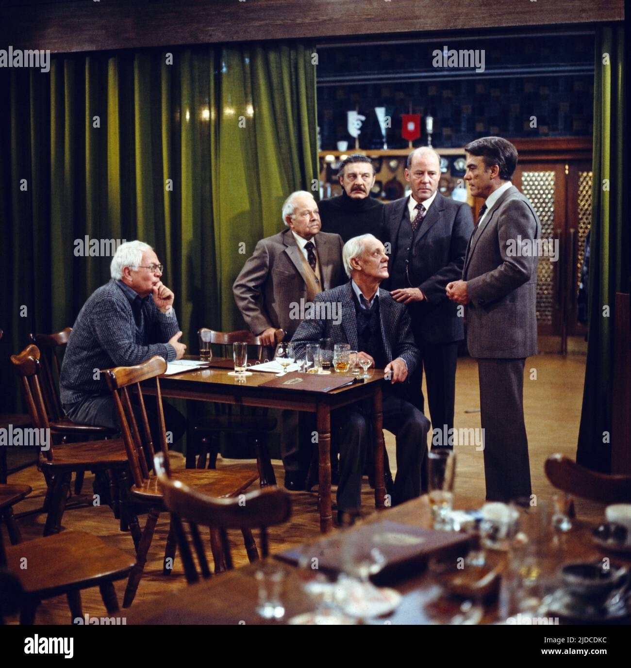 Tatort, ARD Kriminalfilm, Krimi-Reihe, Deutschland, 1981, Folge: Das Zittern der Tenöre, Szene: Paul Edwin Roth, Hans Beerhenke, Hans Hessling, Georg Lehn, Joost Siedhoff, Erik Schuhmann. Tatort, TV, serie criminale, Germania 1981, episodio: Das Zittern der Tenoere, scena: Paul Edwin Roth, Hans Beerhenke, Hans Hessling, Georg Lehn, Joost Siedhoff, Erik Schuhmann. Foto Stock