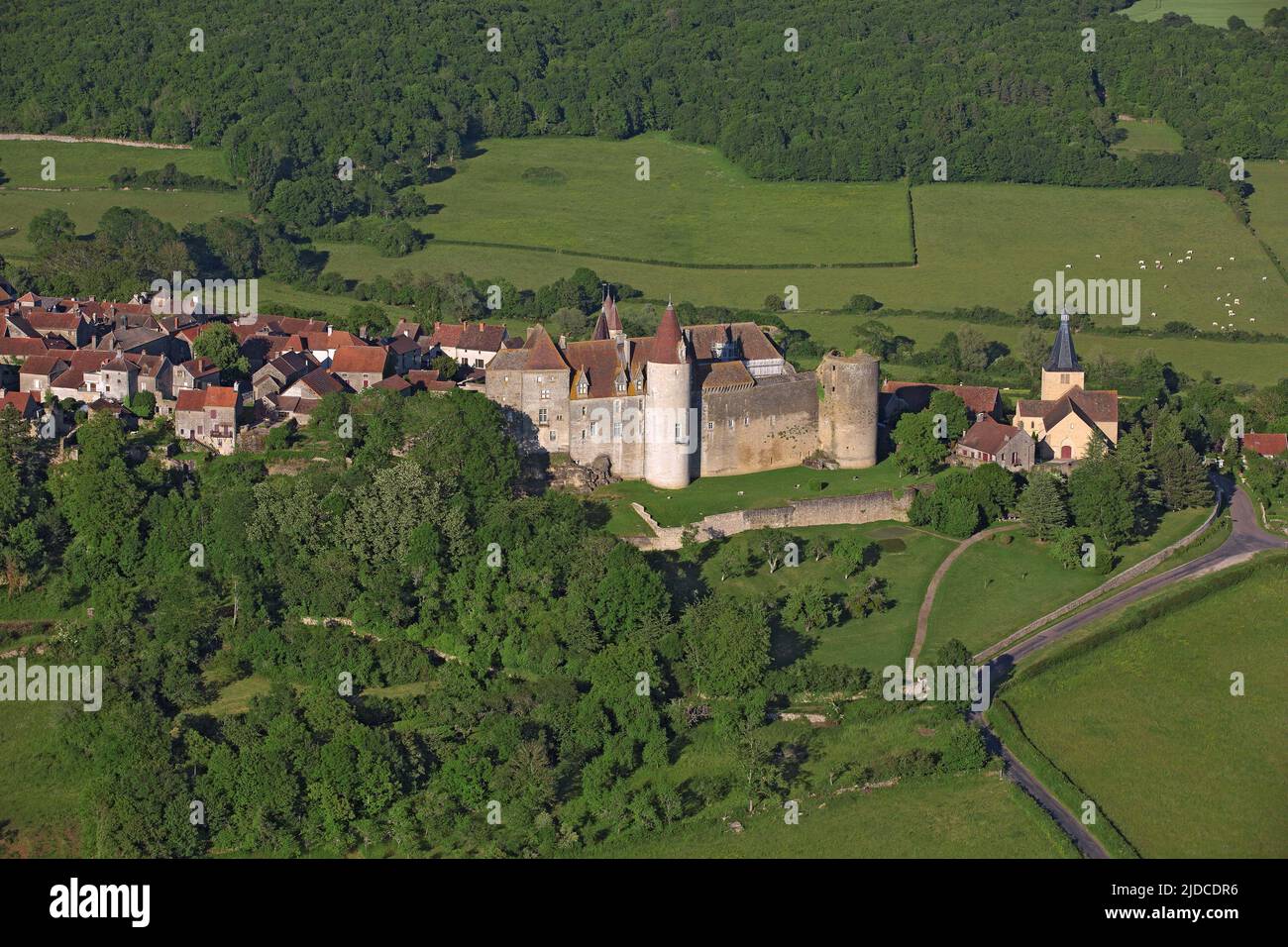 Francia, Côte-d'Or, Châteauneuf-en-Auxois, villaggio etichettato Les Plus Beaux Villages de France (vista aerea) Foto Stock