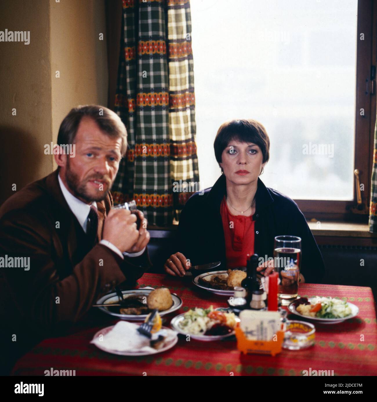 Die Schöffin, ZDF Gerichtsserie, Deutschland, 1984, Folge 2: Keine Bewährung, Szene: Manfred Seipold, Renate Küster. Schoeffin, serie TV Court, Germania, 1984, episodio 2: Keine Bewaehrung, scena: Manfred Seipold, Renate Kuester Foto Stock