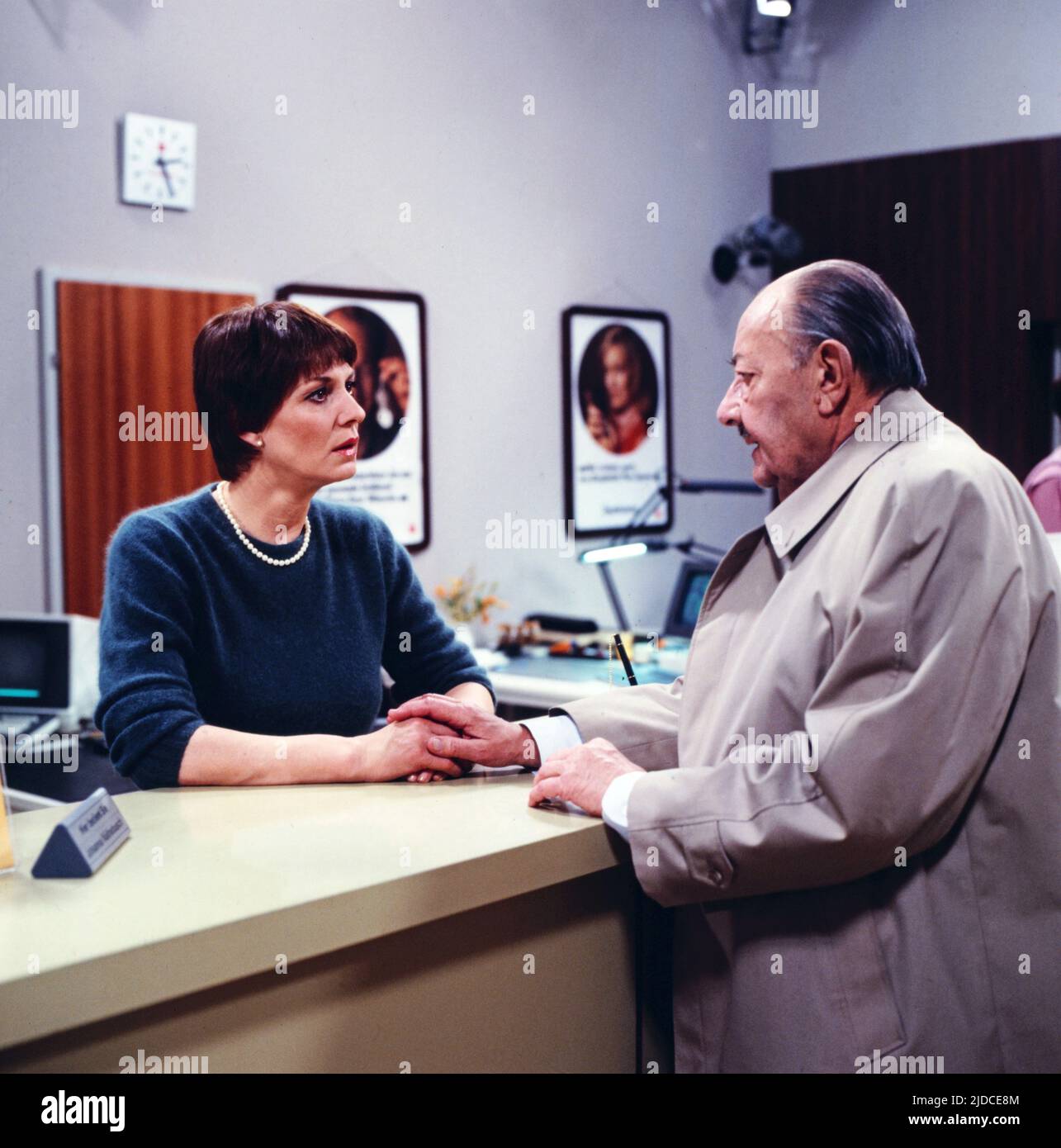 Die Schöffin, ZDF Gerichtsserie, Deutschland, 1984, Folge 2: Keine Bewährung, Szene: Renate Küster, Walter Jokisch. Schoeffin, serie TV Court, Germania, 1984, episodio 2: Keine Bewaehrung, scena: Renate Kuester, Walter Jokisch Foto Stock