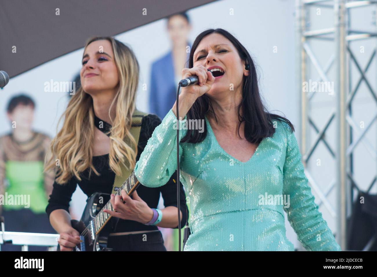 BARCELLONA, ESPAÑA – MAYO 27. Helena Miquel de Delafé y las Flores Azules en concierto parte del Cruilla XXS en Westfield Glòries el 27 de mayo de Foto Stock