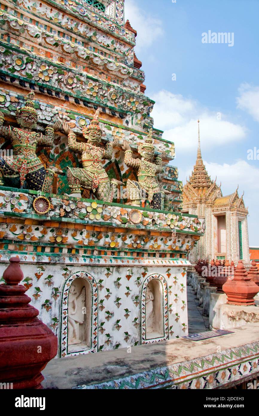 Wat Arun di figure sul prang centrale di Bangkok, Tailandia Foto Stock