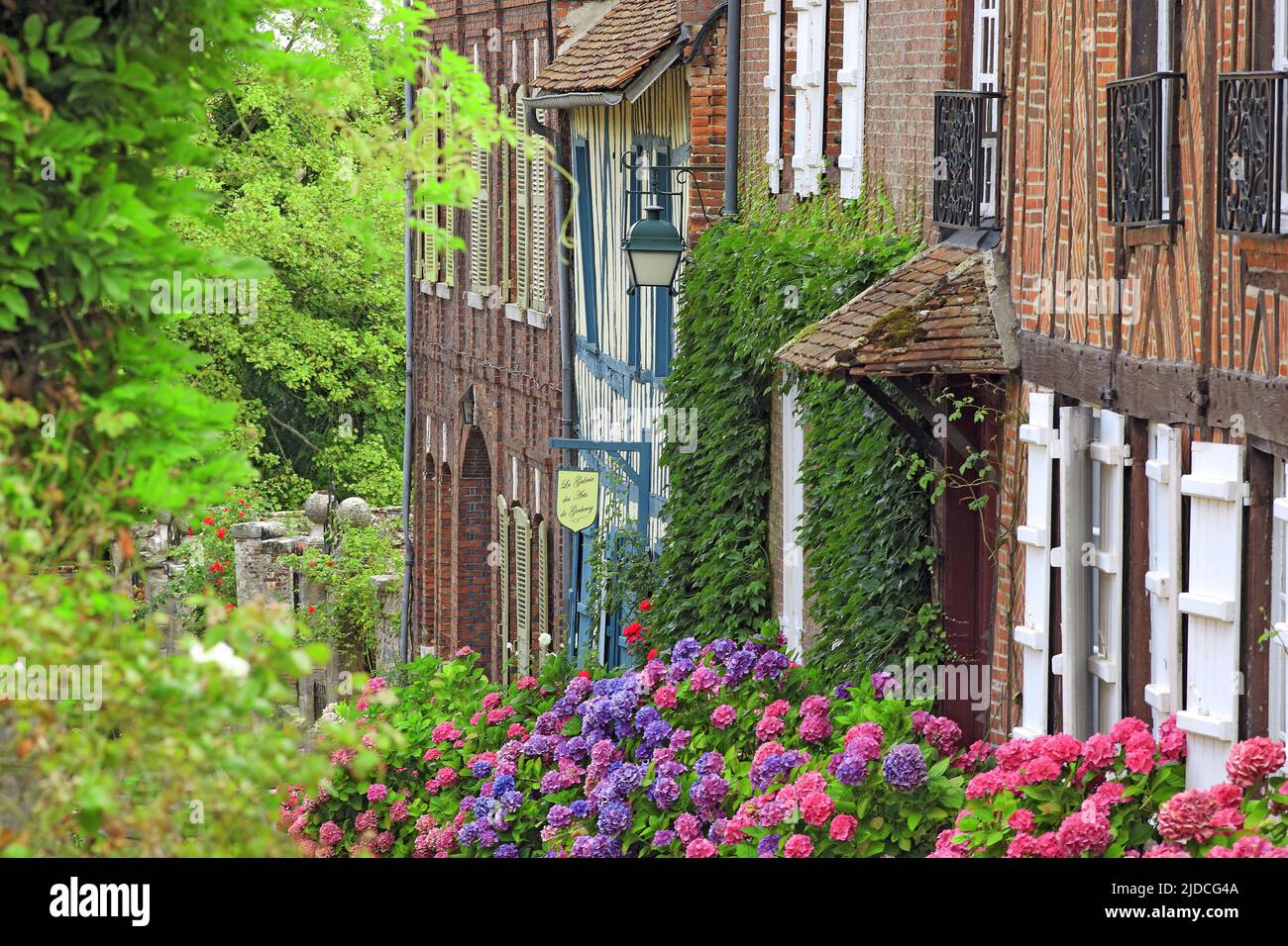 Francia, Oise (60) Gerberoy, villaggio labellizzato, 'villaggio fleuri' (villaggio fiorito) Foto Stock