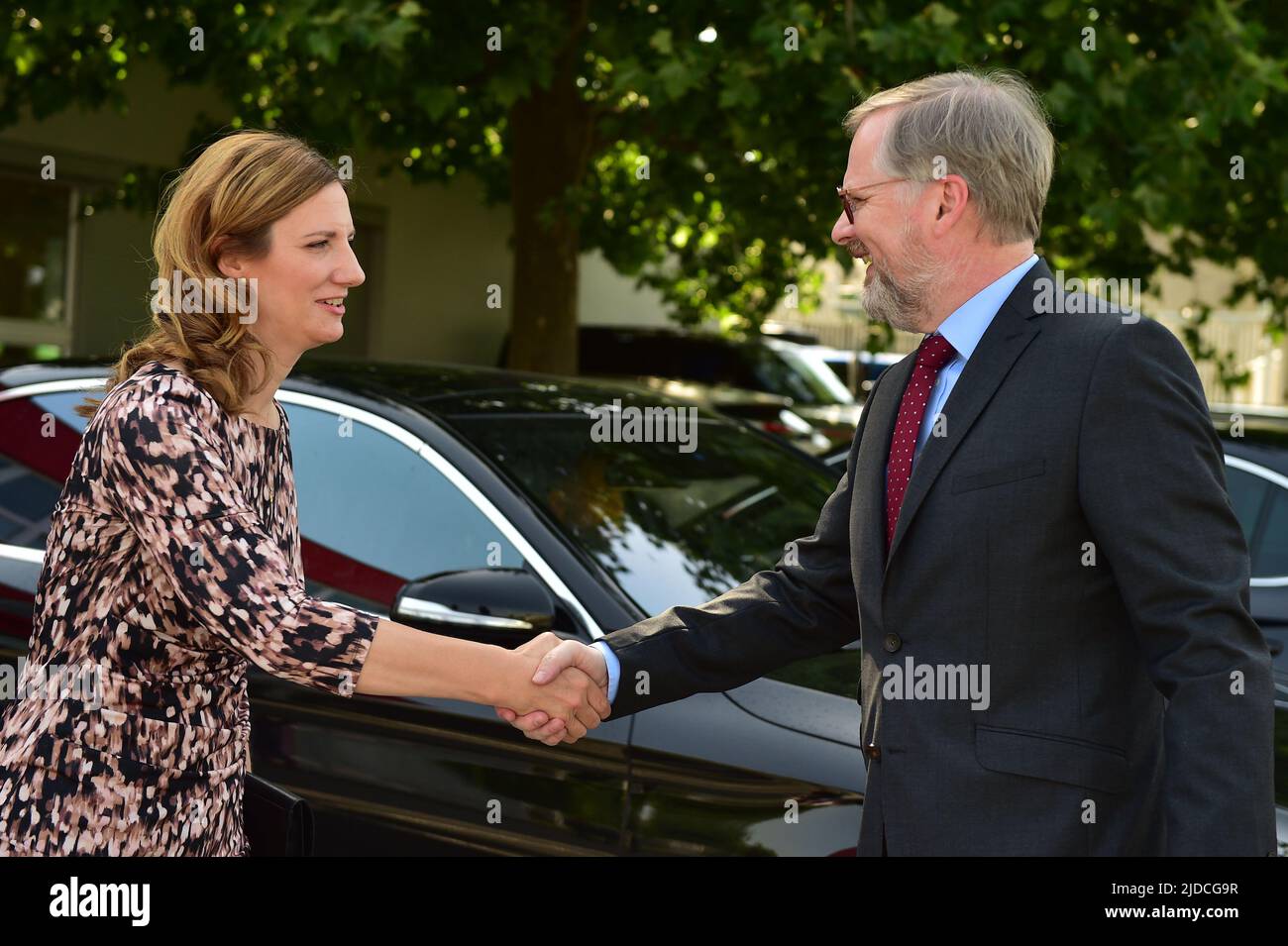 Brno, Repubblica Ceca. 20th giugno 2022. Il primo ministro ceco Petr Fiala, nella foto a destra, scrolla le mani con il sindaco di Brno Petra Vankova, nella foto a sinistra prima della conferenza sulla firma del memorandum di cooperazione sulla valutazione del progetto di gasdotto di fornitura di calore dalla centrale nucleare Dukovany a Brno, Repubblica Ceca, 20 giugno 2022. Credit: Vaclav Salek/CTK Photo/Alamy Live News Foto Stock