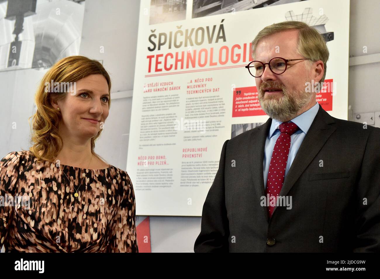 Brno, Repubblica Ceca. 20th giugno 2022. Il primo ministro ceco Petr Fiala, nella foto a destra, e il sindaco di Brno Petra Vankova, nella foto a sinistra parlano con i giornalisti durante la conferenza stampa sulla firma del memorandum di cooperazione sulla valutazione del progetto di oleodotto di fornitura di calore dalla centrale nucleare Dukovany a Brno, Repubblica Ceca, 20 giugno 2022. Credit: Vaclav Salek/CTK Photo/Alamy Live News Foto Stock