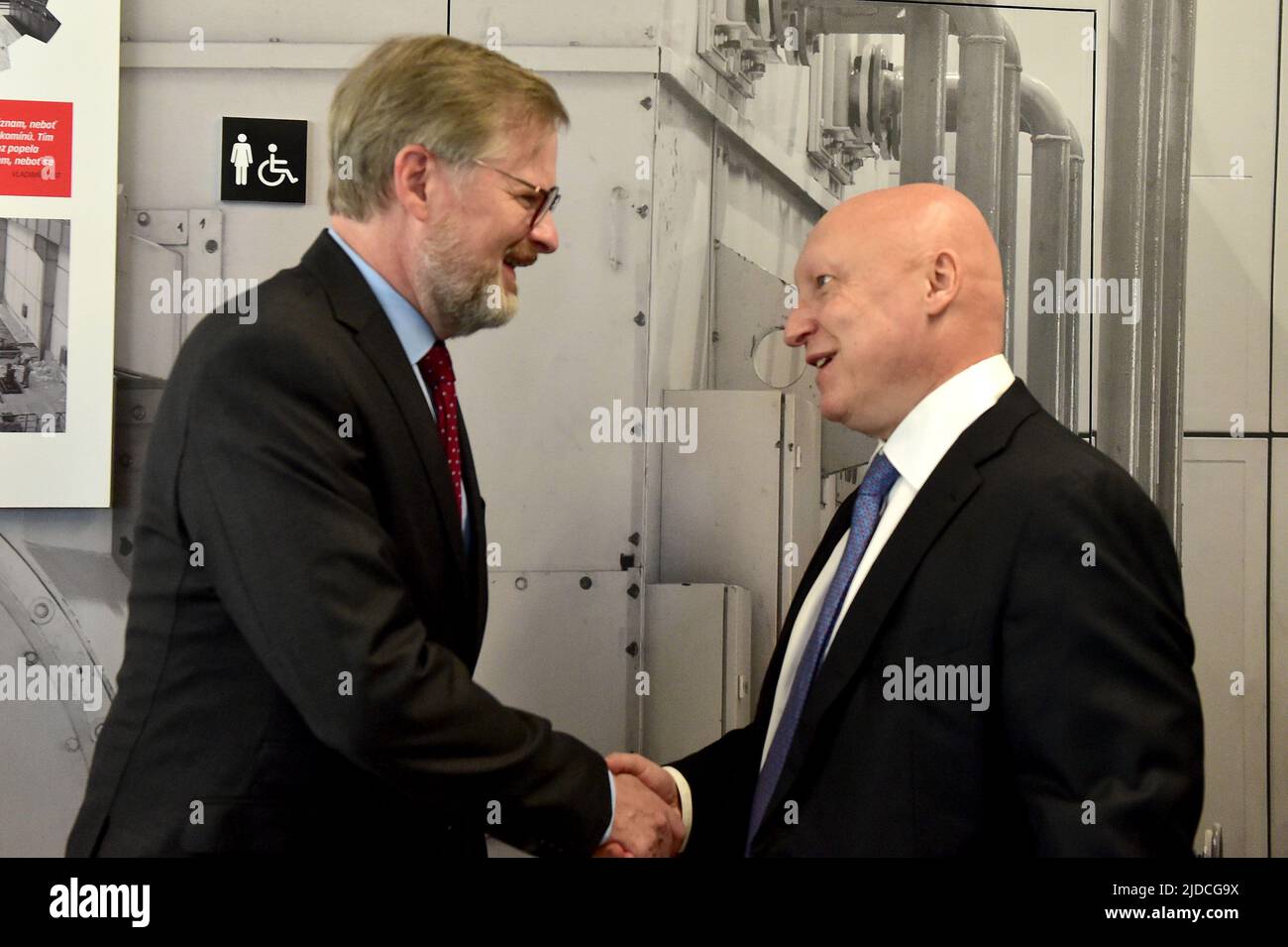Brno, Repubblica Ceca. 20th giugno 2022. Il primo ministro ceco Petr Fiala, nella foto a destra, scrolla le mani con l'amministratore delegato (e il presidente del consiglio di amministrazione) del gruppo energetico della CEZ Daniel Benes prima della conferenza stampa sulla firma del memorandum di cooperazione sulla valutazione del progetto di gasdotto per l'approvvigionamento di calore dalla centrale nucleare Dukovany a Brno, Repubblica ceca, Giugno 20, 2022. Credit: Vaclav Salek/CTK Photo/Alamy Live News Foto Stock