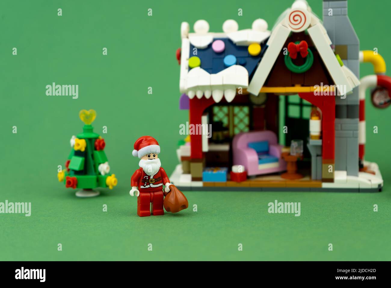 Giocattolo di Capodanno. Casa d'inverno di Babbo Natale. Dettagli sui mattoni del costruttore LEGO. Storia di Natale e minifigure. Sfondo del concetto di artigianato per bambini. Kiev, Ucraina - 23 febbraio 2022 Foto Stock