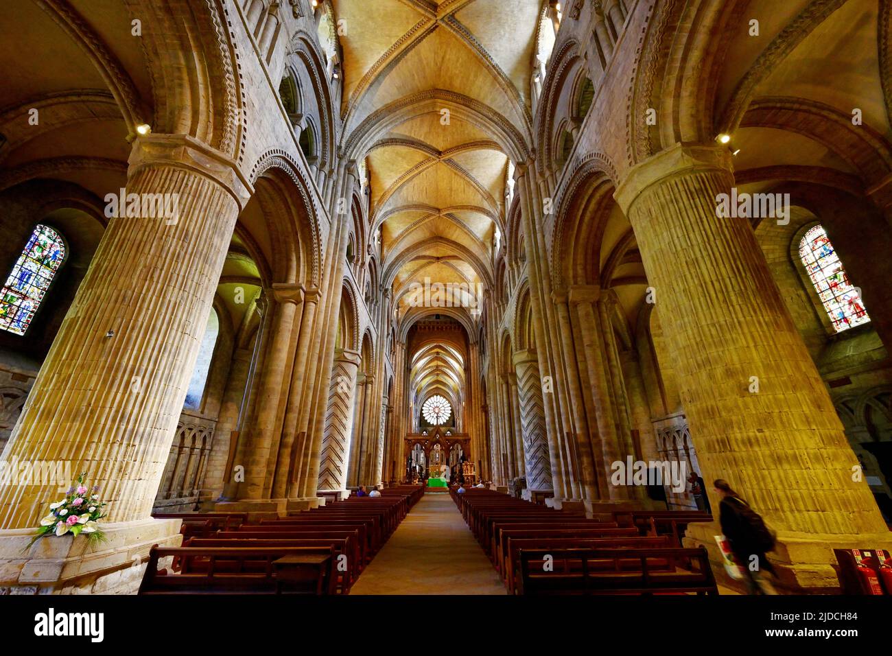 Vista interna della Cattedrale di Durham che guarda verso l'altare principale e la magnifica finestra Est Foto Stock