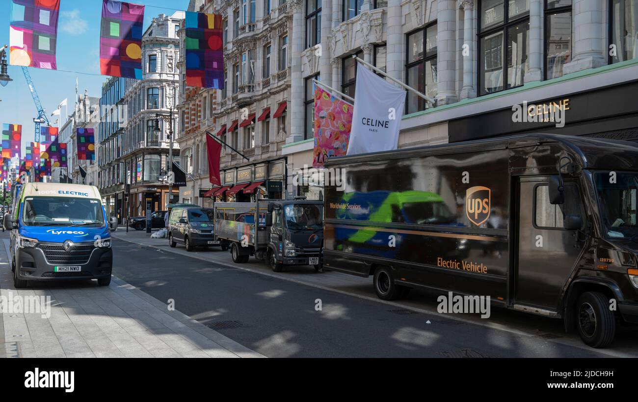 New Bond Street, Londra, Regno Unito. 20th giugno 2022. Bandiere colorate disegnate da Mali Morris RA appendere sopra New Bond Street celebrando l'arte a Mayfair e la mostra estiva RA. Credit: Malcolm Park/Alamy Live News Foto Stock