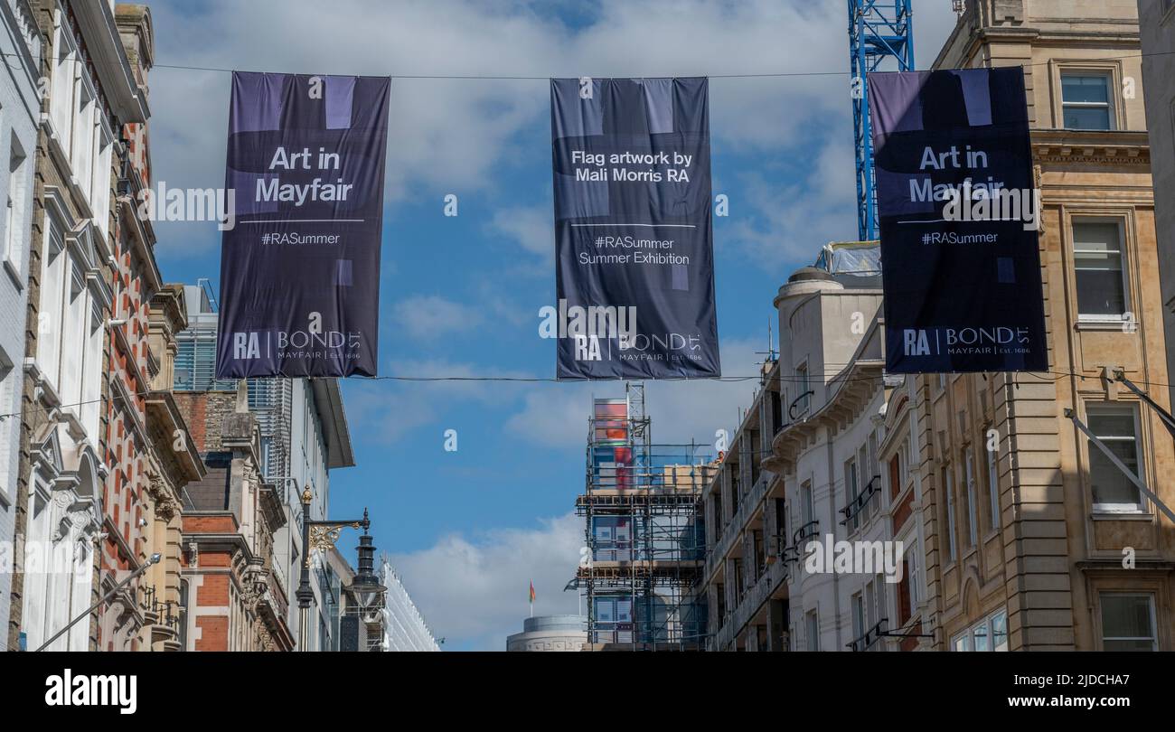 New Bond Street, Londra, Regno Unito. 20th giugno 2022. Bandiere colorate disegnate da Mali Morris RA appendere sopra New Bond Street celebrando l'arte a Mayfair e la mostra estiva RA. Credit: Malcolm Park/Alamy Live News Foto Stock